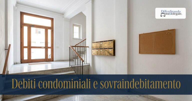 Androne di un condominio con cassette della posta e bacheca vuota: debiti condominiali e sovraindebitamento