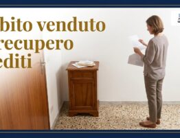 Debito ceduto a una società di recupero crediti: una donna nell'ingresso di casa legge una lettera appena arrivata