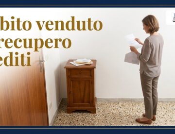 Debito ceduto a una società di recupero crediti: una donna nell'ingresso di casa legge una lettera appena arrivata