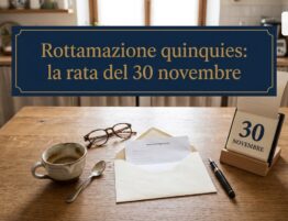 Rottamazione quinquies, la rata del 30 novembre: tavolo di cucina con un calendario aperto sul 30 novembre, una busta con un avviso di pagamento e una tazza di caffè