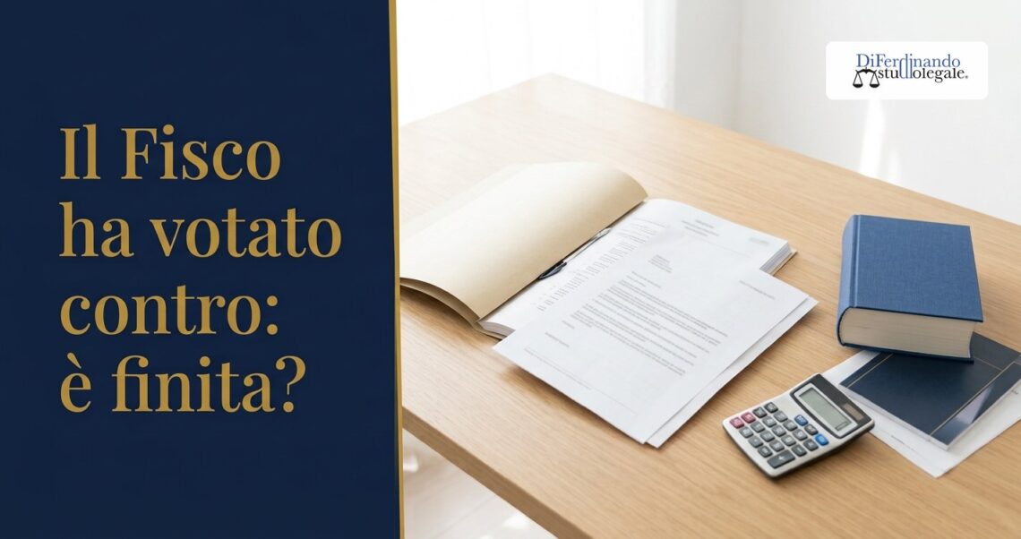 Voto contrario del Fisco nel concordato minore: scrivania con un fascicolo, una lettera e una calcolatrice